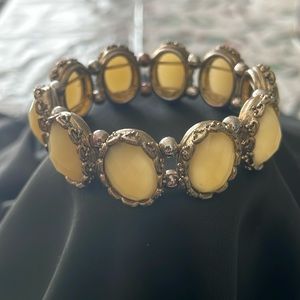 Yellow rhinestones bracelet. Expandable.